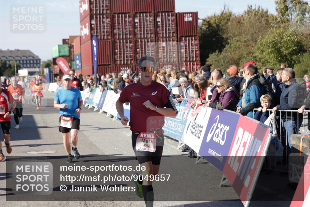 03.10.2025 - Köhlbrandbrückenlauf Jannik Wohlers http://msf.ph/oto/9049657 03.10.2025 13:07:50 Ziel 4159, 4310, 4382, 4639, 5993, 6120, 6163, 6244, 6285, 6384, 6409, 6651, 6696, 6744, 6800, 6821 meine-sportfotos.de