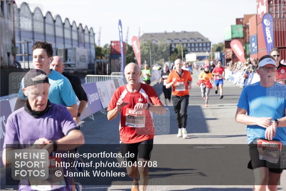 03.10.2025 - Köhlbrandbrückenlauf Jannik Wohlers http://msf.ph/oto/9049708 03.10.2025 13:07:51 Ziel 4159, 4310, 4382, 4639, 5993, 6120, 6163, 6244, 6285, 6384, 6409, 6651, 6696, 6800, 6821 meine-sportfotos.de