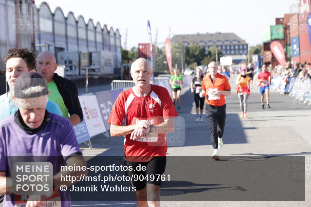 03.10.2025 - Köhlbrandbrückenlauf Jannik Wohlers http://msf.ph/oto/9049761 03.10.2025 13:07:52 Ziel 4159, 4310, 4382, 4639, 5993, 6120, 6163, 6244, 6285, 6384, 6409, 6651, 6696, 6800, 6821 meine-sportfotos.de