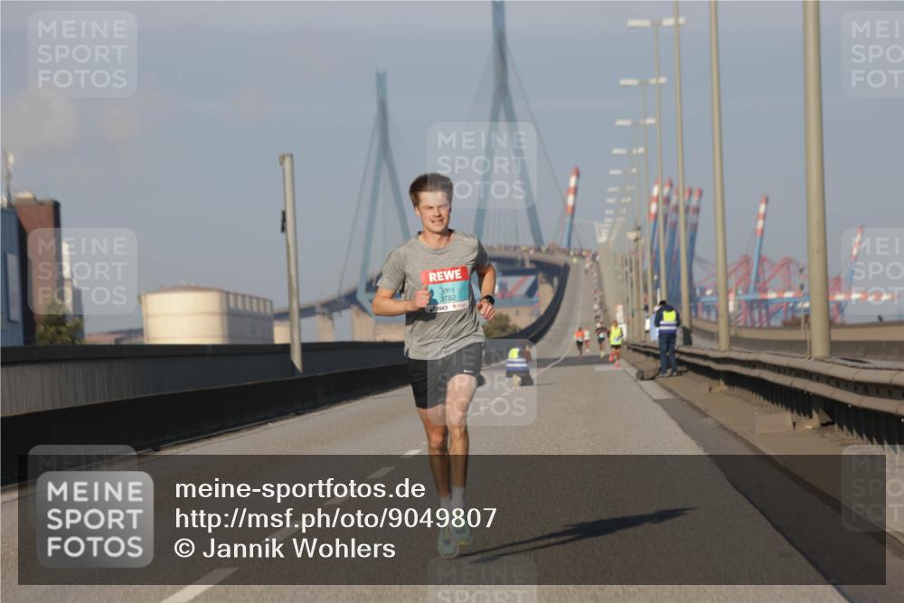 03.10.2025 - Köhlbrandbrückenlauf Jannik Wohlers http://msf.ph/oto/9049807 03.10.2025 09:35:03 Position 3 3782 meine-sportfotos.de