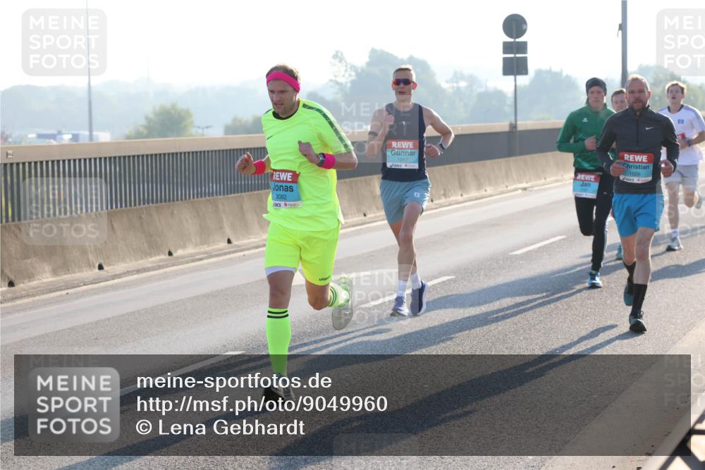 03.10.2025 - Köhlbrandbrückenlauf Lena Gebhardt http://msf.ph/oto/9049960 03.10.2025 09:13:32 Position 1 3082, 1017, 1026 meine-sportfotos.de