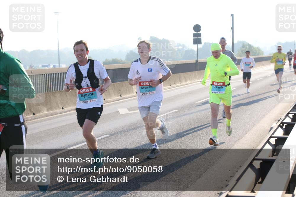 03.10.2025 - Köhlbrandbrückenlauf Lena Gebhardt http://msf.ph/oto/9050058 03.10.2025 09:13:35 Position 1 3153, 3154, 3460 meine-sportfotos.de