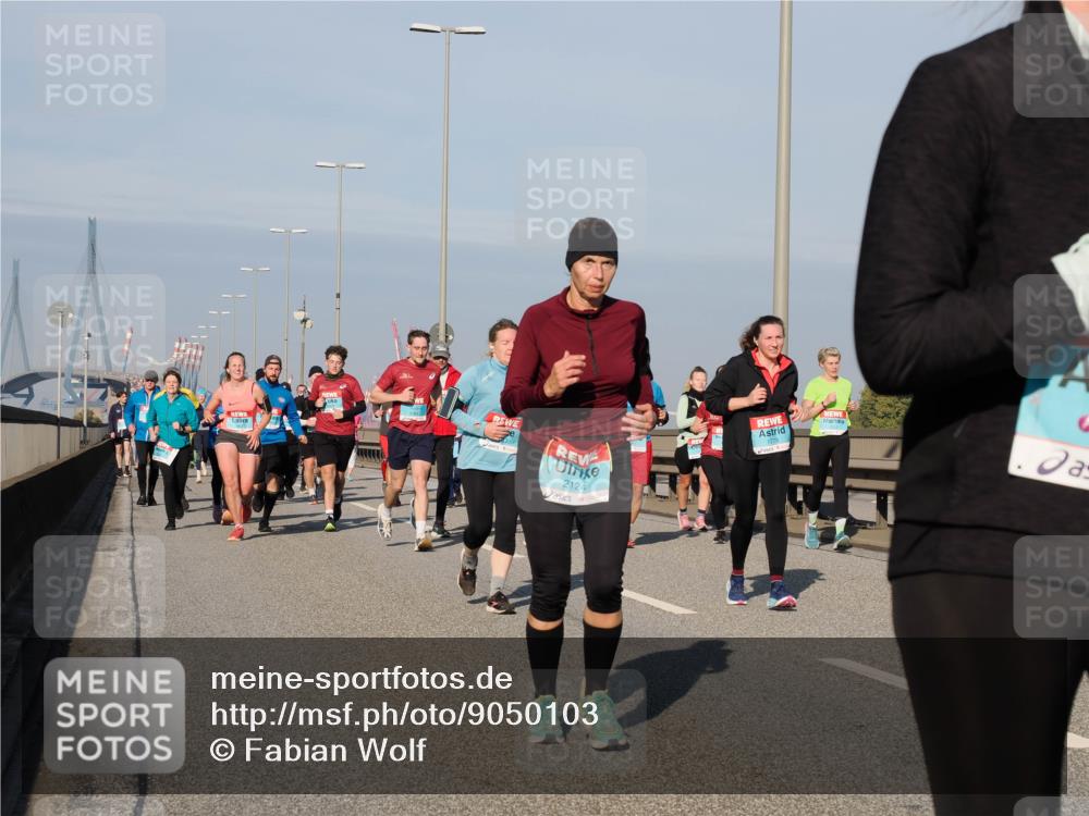 03.10.2025 - Köhlbrandbrückenlauf Fabian Wolf http://msf.ph/oto/9050103 03.10.2025 10:01:14 Position 3 2124, 1778 meine-sportfotos.de