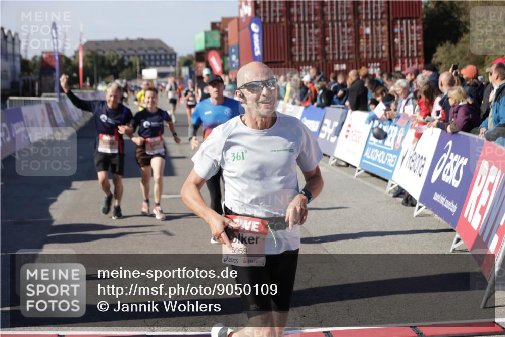 03.10.2025 - Köhlbrandbrückenlauf Jannik Wohlers http://msf.ph/oto/9050109 03.10.2025 13:08:01 Ziel 4107, 4184, 4310, 4357, 4395, 4639, 5959, 5993, 6022, 6120, 6163, 6244, 6348, 6409, 6635, 6651, 6696, 6752 meine-sportfotos.de