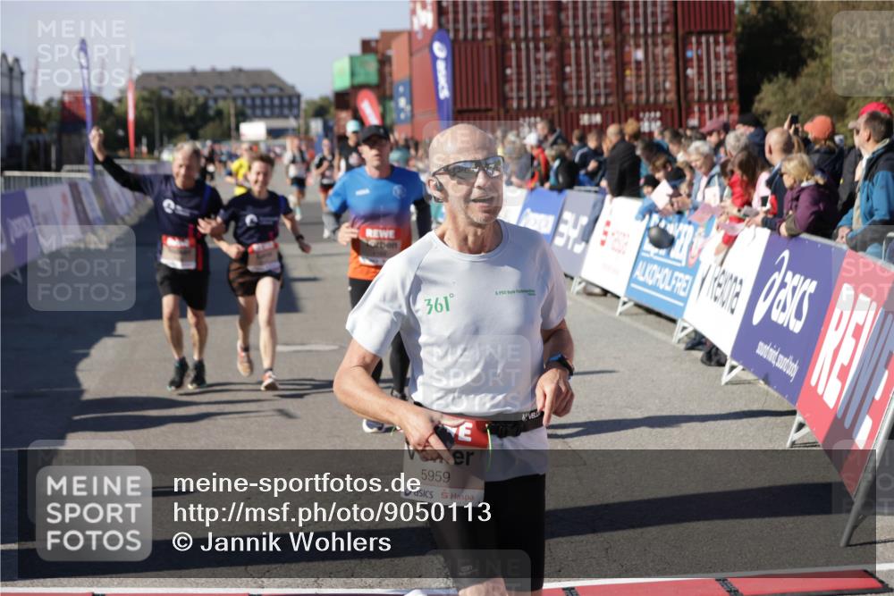 03.10.2025 - Köhlbrandbrückenlauf Jannik Wohlers http://msf.ph/oto/9050113 03.10.2025 13:08:01 Ziel 4107, 4184, 4310, 4357, 4395, 4639, 5959, 5993, 6022, 6120, 6163, 6244, 6348, 6409, 6635, 6651, 6696, 6752 meine-sportfotos.de