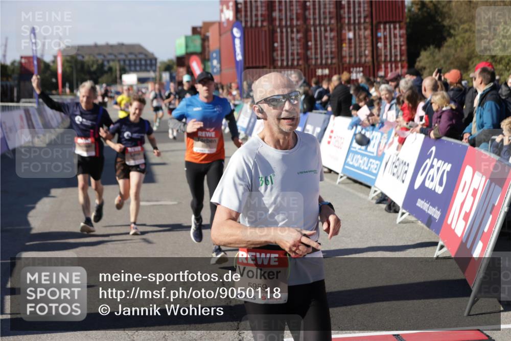 03.10.2025 - Köhlbrandbrückenlauf Jannik Wohlers http://msf.ph/oto/9050118 03.10.2025 13:08:01 Ziel 4107, 4184, 4310, 4357, 4395, 4639, 5959, 5993, 6022, 6120, 6163, 6244, 6348, 6409, 6635, 6651, 6696, 6752 meine-sportfotos.de
