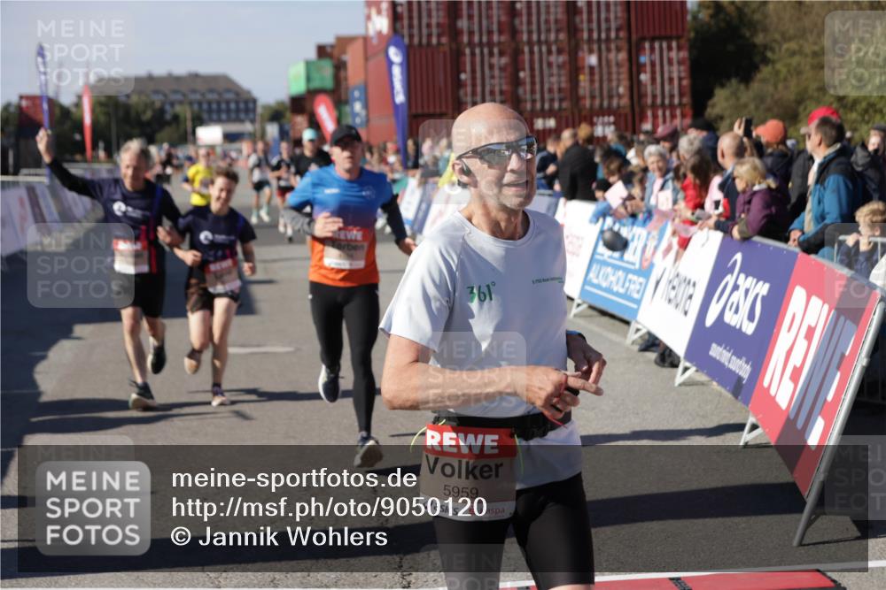 03.10.2025 - Köhlbrandbrückenlauf Jannik Wohlers http://msf.ph/oto/9050120 03.10.2025 13:08:01 Ziel 4107, 4184, 4310, 4357, 4395, 4639, 5959, 5993, 6022, 6120, 6163, 6244, 6348, 6409, 6635, 6651, 6696, 6752 meine-sportfotos.de