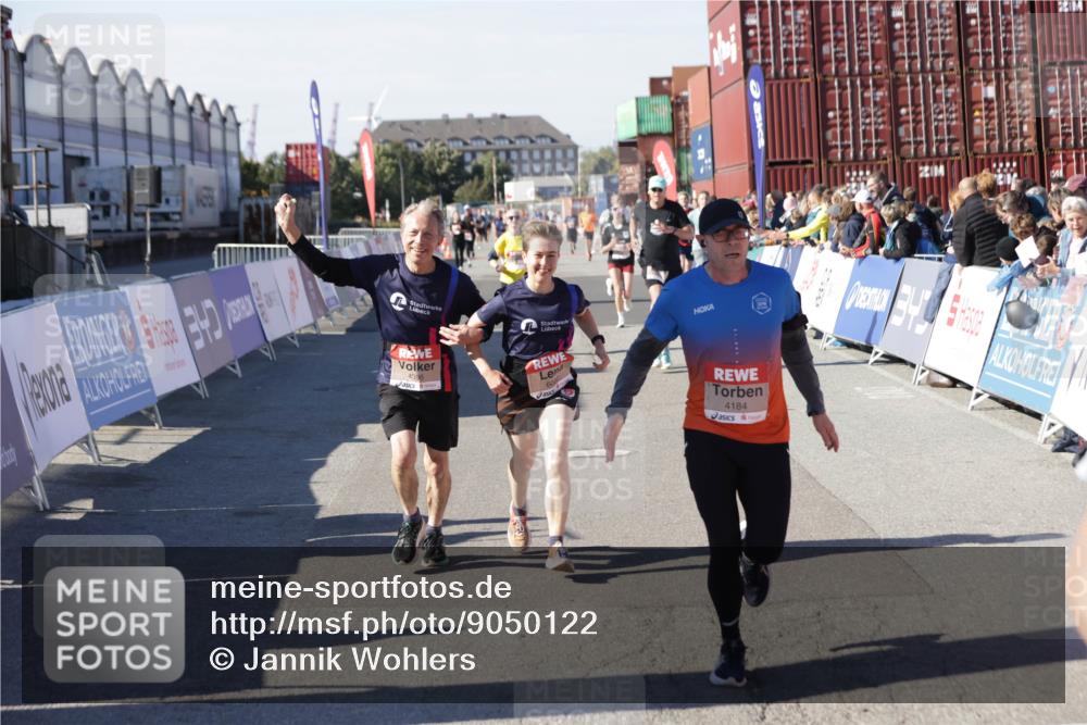 03.10.2025 - Köhlbrandbrückenlauf Jannik Wohlers http://msf.ph/oto/9050122 03.10.2025 13:08:01 Ziel 4107, 4184, 4310, 4357, 4395, 4639, 5959, 5993, 6022, 6120, 6163, 6244, 6348, 6409, 6635, 6651, 6696, 6752 meine-sportfotos.de