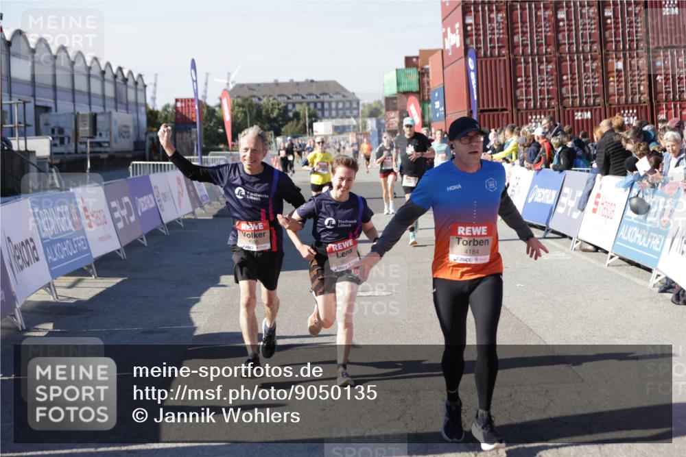 03.10.2025 - Köhlbrandbrückenlauf Jannik Wohlers http://msf.ph/oto/9050135 03.10.2025 13:08:01 Ziel 4107, 4184, 4310, 4357, 4395, 4639, 5959, 5993, 6022, 6120, 6163, 6244, 6348, 6409, 6635, 6651, 6696, 6752 meine-sportfotos.de