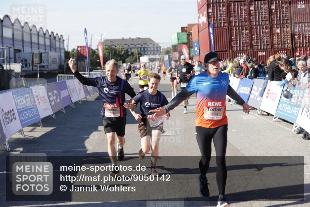 03.10.2025 - Köhlbrandbrückenlauf Jannik Wohlers http://msf.ph/oto/9050142 03.10.2025 13:08:01 Ziel 4107, 4184, 4310, 4357, 4395, 4639, 5959, 5993, 6022, 6120, 6163, 6244, 6348, 6409, 6635, 6651, 6696, 6752 meine-sportfotos.de