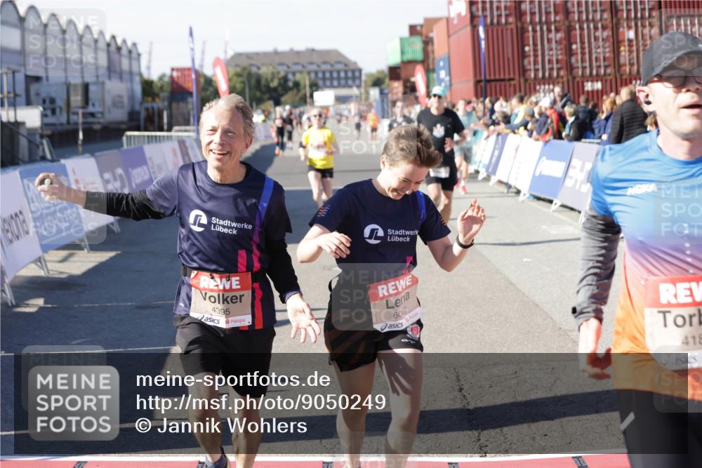 03.10.2025 - Köhlbrandbrückenlauf Jannik Wohlers http://msf.ph/oto/9050249 03.10.2025 13:08:03 Ziel 4107, 4184, 4357, 4395, 4639, 5959, 6022, 6163, 6244, 6348, 6409, 6635, 6696, 6752, 6774 meine-sportfotos.de