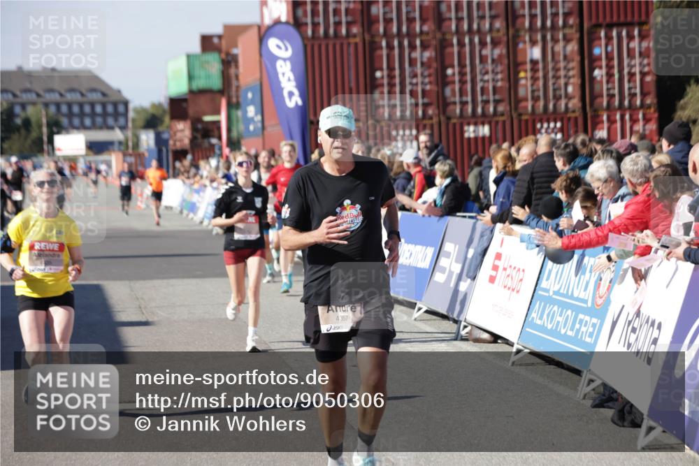 03.10.2025 - Köhlbrandbrückenlauf Jannik Wohlers http://msf.ph/oto/9050306 03.10.2025 13:08:04 Ziel 4107, 4184, 4357, 4395, 4639, 5959, 6022, 6163, 6244, 6348, 6409, 6635, 6752, 6774, 6824 meine-sportfotos.de