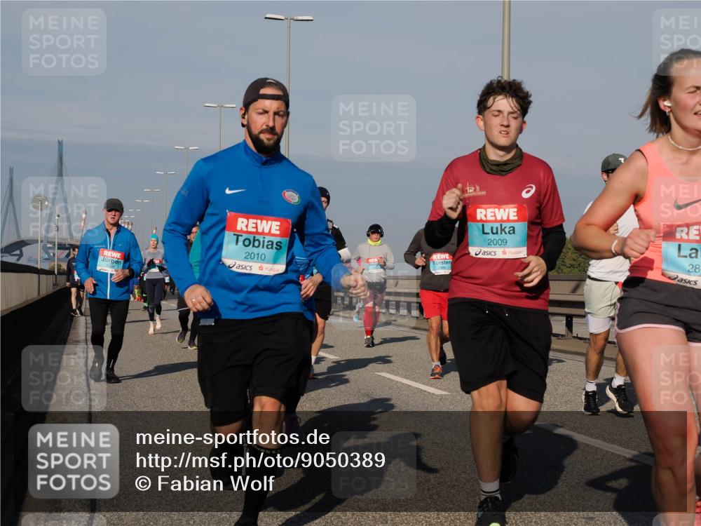 03.10.2025 - Köhlbrandbrückenlauf Fabian Wolf http://msf.ph/oto/9050389 03.10.2025 10:01:21 Position 3 2010, 2009, 28 meine-sportfotos.de