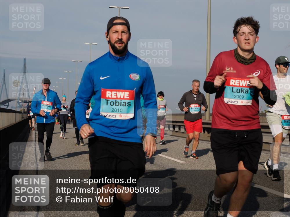 03.10.2025 - Köhlbrandbrückenlauf Fabian Wolf http://msf.ph/oto/9050408 03.10.2025 10:01:21 Position 3 2010, 2009, 1938 meine-sportfotos.de