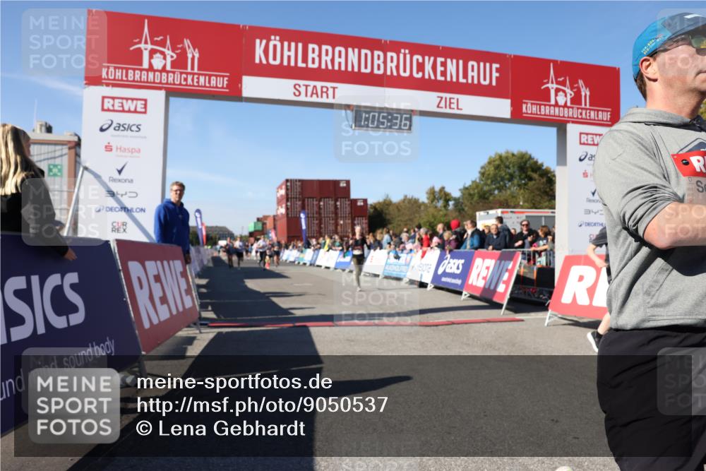 03.10.2025 - Köhlbrandbrückenlauf Lena Gebhardt http://msf.ph/oto/9050537 03.10.2025 13:05:37 Ziel 4011, 4062, 4161, 4278, 4296, 4332, 4384, 5468, 5676, 6281, 6786, 6787 meine-sportfotos.de