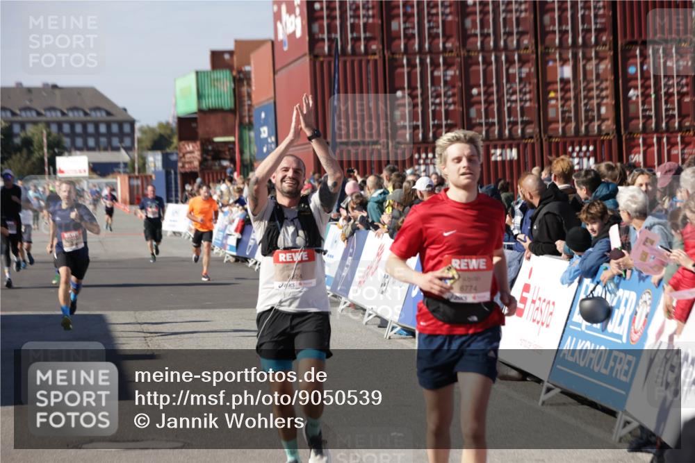 03.10.2025 - Köhlbrandbrückenlauf Jannik Wohlers http://msf.ph/oto/9050539 03.10.2025 13:08:09 Ziel 4107, 4184, 4307, 4357, 4395, 4409, 5959, 6022, 6348, 6635, 6752, 6774, 6824 meine-sportfotos.de
