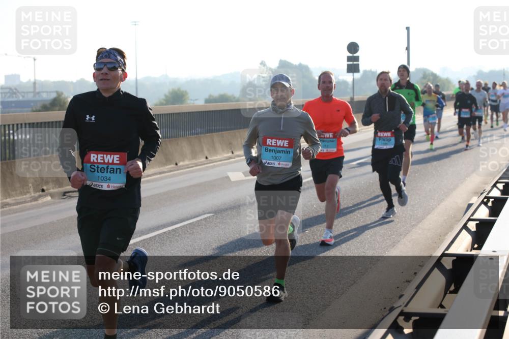 03.10.2025 - Köhlbrandbrückenlauf Lena Gebhardt http://msf.ph/oto/9050586 03.10.2025 09:14:20 Position 1 1034, 1007, 1012 meine-sportfotos.de
