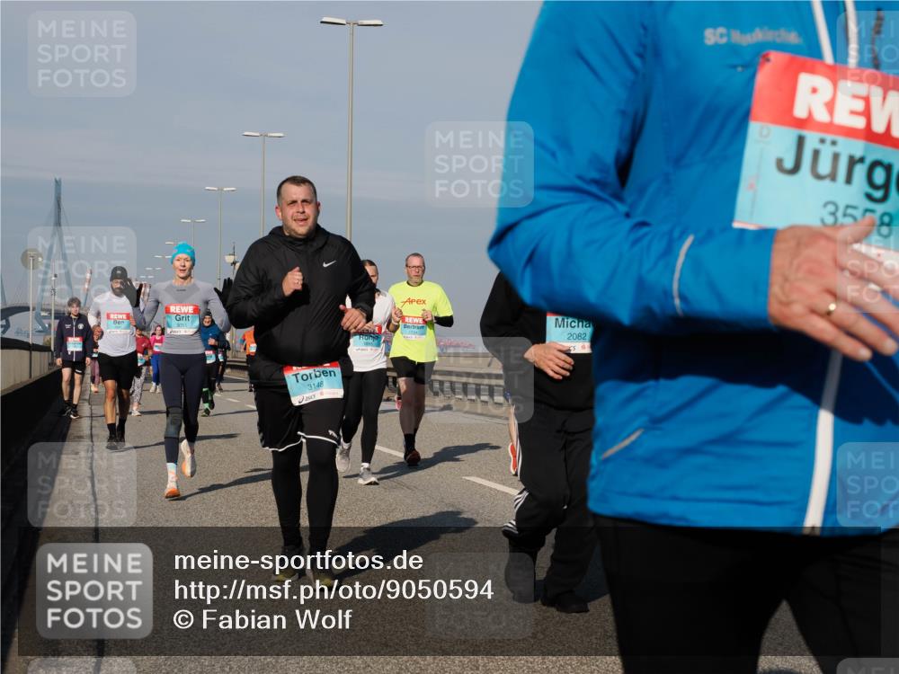 03.10.2025 - Köhlbrandbrückenlauf Fabian Wolf http://msf.ph/oto/9050594 03.10.2025 10:01:25 Position 3 3051, 3148, 1731, 2082, 3558 meine-sportfotos.de