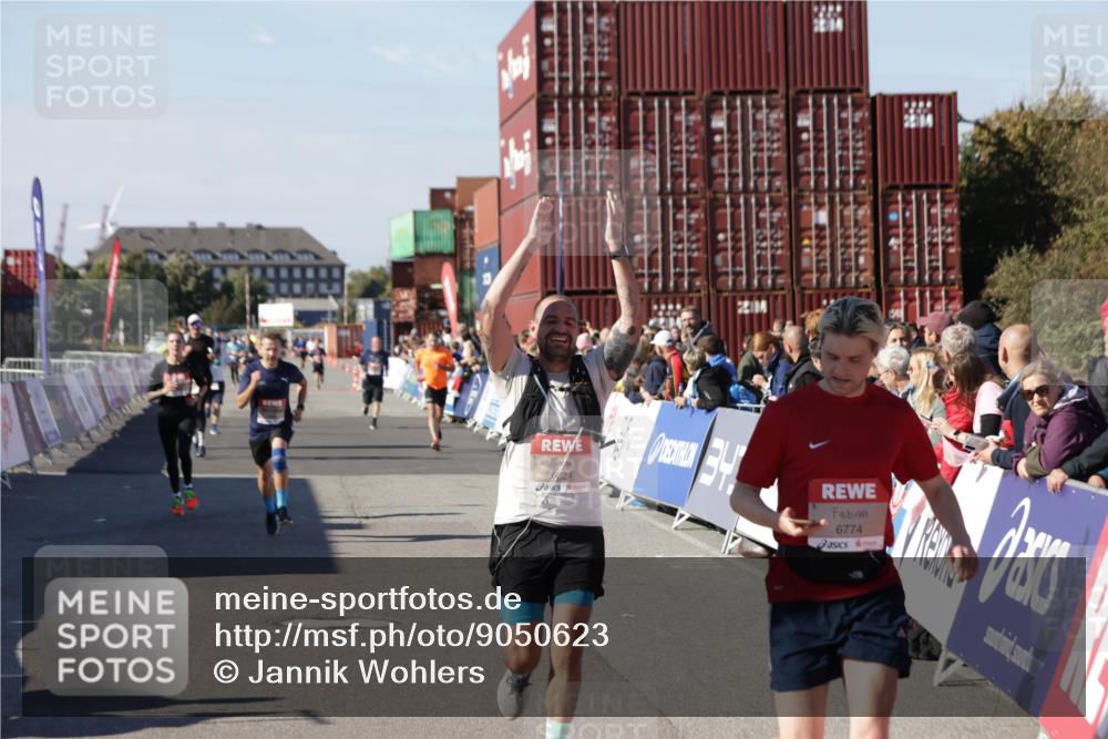 03.10.2025 - Köhlbrandbrückenlauf Jannik Wohlers http://msf.ph/oto/9050623 03.10.2025 13:08:10 Ziel 4107, 4184, 4307, 4357, 4395, 4409, 6022, 6635, 6752, 6774, 6824 meine-sportfotos.de