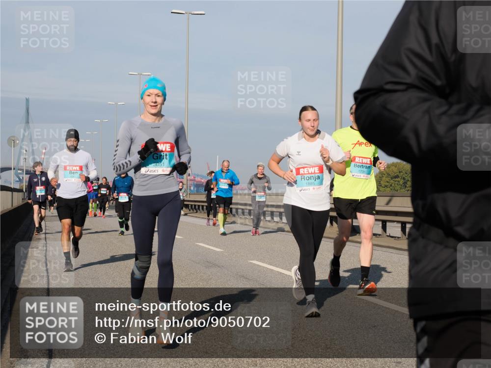 03.10.2025 - Köhlbrandbrückenlauf Fabian Wolf http://msf.ph/oto/9050702 03.10.2025 10:01:28 Position 3 3051, 1885, 1731 meine-sportfotos.de