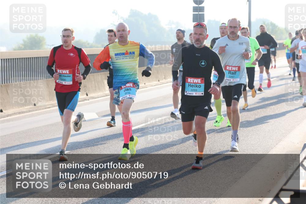 03.10.2025 - Köhlbrandbrückenlauf Lena Gebhardt http://msf.ph/oto/9050719 03.10.2025 09:14:24 Position 1 2, 112, 26, 3490, 3610, 3269, 3267 meine-sportfotos.de