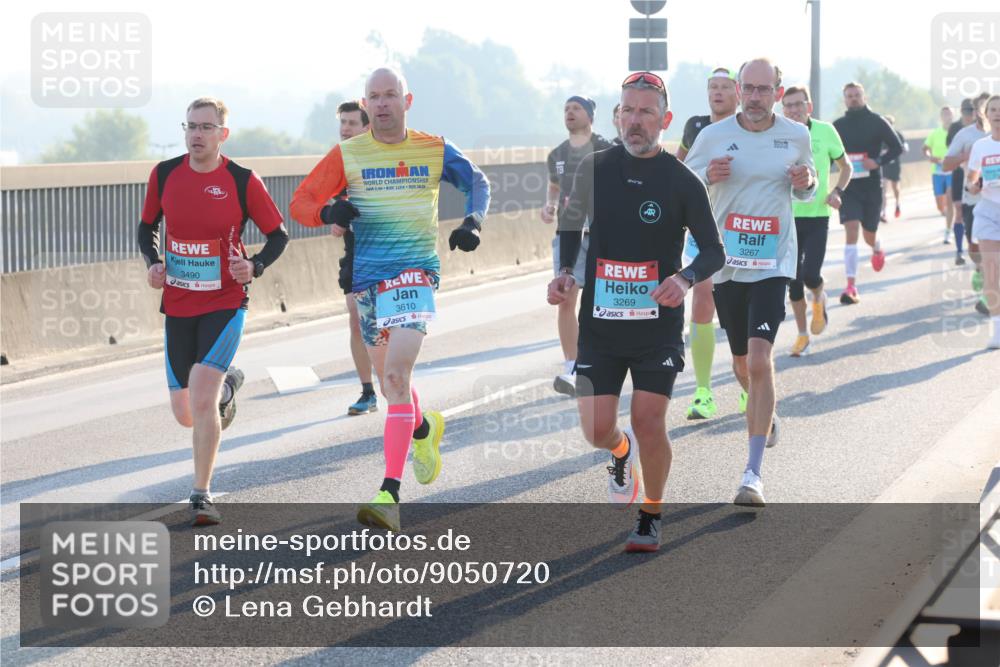 03.10.2025 - Köhlbrandbrückenlauf Lena Gebhardt http://msf.ph/oto/9050720 03.10.2025 09:14:24 Position 1 2, 112, 26, 3490, 3610, 3269, 3267 meine-sportfotos.de