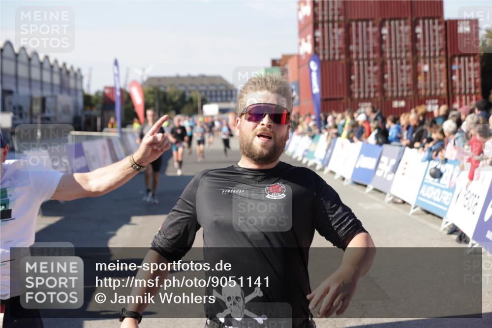 03.10.2025 - Köhlbrandbrückenlauf Jannik Wohlers http://msf.ph/oto/9051141 03.10.2025 13:08:23 Ziel 4307, 4768, 5243, 5804, 5994, 6021, 6369, 6569 meine-sportfotos.de