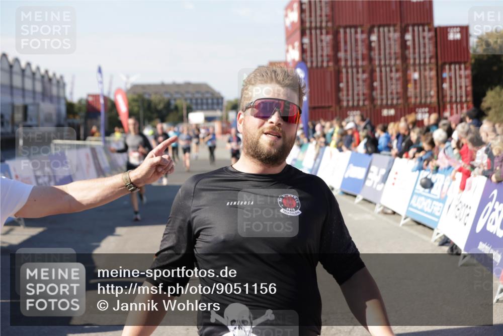 03.10.2025 - Köhlbrandbrückenlauf Jannik Wohlers http://msf.ph/oto/9051156 03.10.2025 13:08:23 Ziel 4307, 4768, 5243, 5804, 5994, 6021, 6369, 6569 meine-sportfotos.de