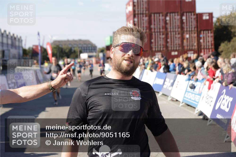 03.10.2025 - Köhlbrandbrückenlauf Jannik Wohlers http://msf.ph/oto/9051165 03.10.2025 13:08:23 Ziel 4307, 4768, 5243, 5804, 5994, 6021, 6369, 6569 meine-sportfotos.de