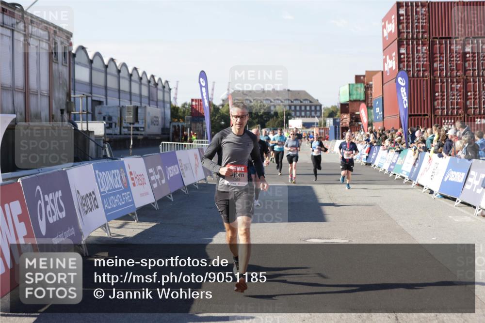 03.10.2025 - Köhlbrandbrückenlauf Jannik Wohlers http://msf.ph/oto/9051185 03.10.2025 13:08:26 Ziel 4195, 4320, 4417, 4768, 5243, 5804, 5994, 6021, 6369, 6569, 6647 meine-sportfotos.de