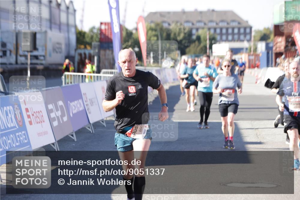 03.10.2025 - Köhlbrandbrückenlauf Jannik Wohlers http://msf.ph/oto/9051337 03.10.2025 13:08:29 Ziel 4195, 4320, 4417, 5792, 5804, 6021, 6369, 6534, 6569, 6647 meine-sportfotos.de