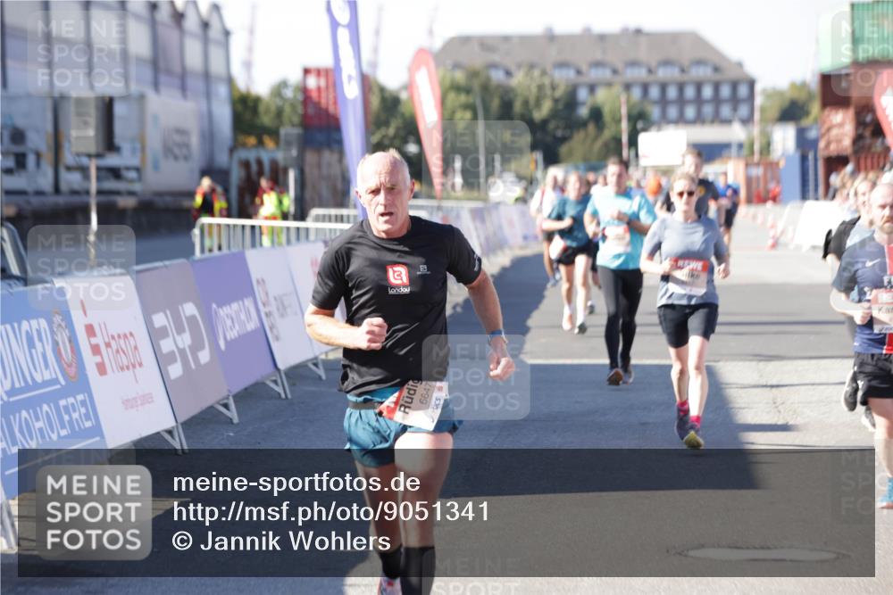 03.10.2025 - Köhlbrandbrückenlauf Jannik Wohlers http://msf.ph/oto/9051341 03.10.2025 13:08:29 Ziel 4195, 4320, 4417, 5792, 5804, 6021, 6369, 6534, 6569, 6647 meine-sportfotos.de