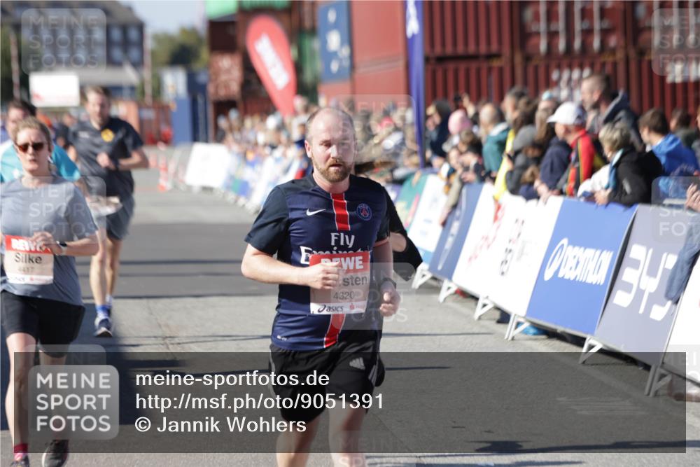 03.10.2025 - Köhlbrandbrückenlauf Jannik Wohlers http://msf.ph/oto/9051391 03.10.2025 13:08:31 Ziel 4195, 4320, 4417, 5792, 6021, 6369, 6534, 6569, 6647 meine-sportfotos.de