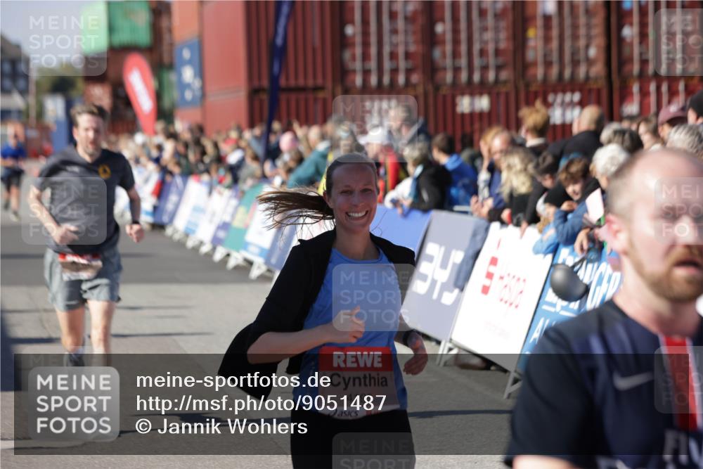 03.10.2025 - Köhlbrandbrückenlauf Jannik Wohlers http://msf.ph/oto/9051487 03.10.2025 13:08:33 Ziel 4195, 4320, 4417, 5792, 6369, 6424, 6534, 6647, 6805 meine-sportfotos.de