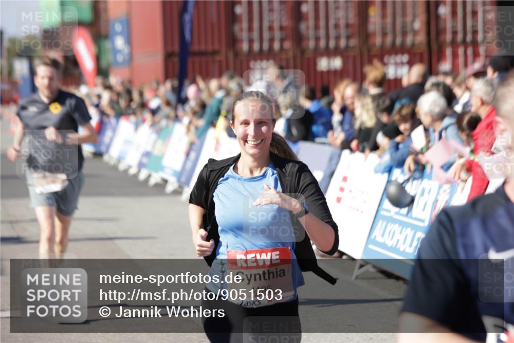 03.10.2025 - Köhlbrandbrückenlauf Jannik Wohlers http://msf.ph/oto/9051503 03.10.2025 13:08:33 Ziel 4195, 4320, 4417, 5792, 6369, 6424, 6534, 6647, 6805 meine-sportfotos.de