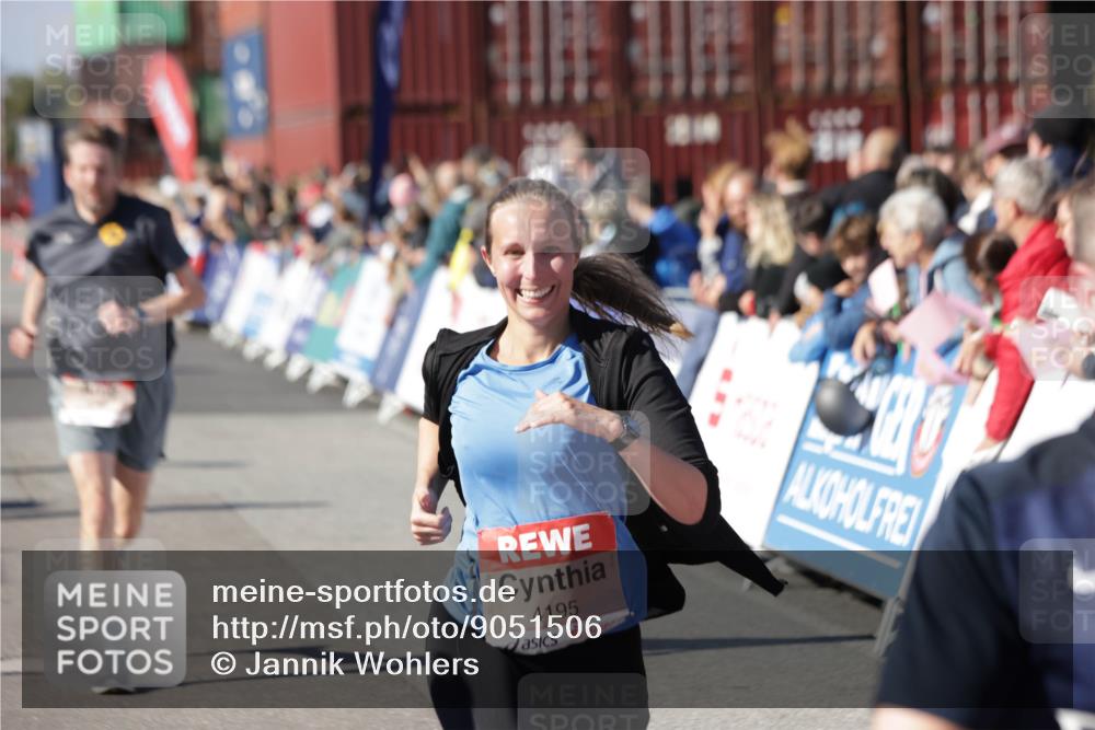 03.10.2025 - Köhlbrandbrückenlauf Jannik Wohlers http://msf.ph/oto/9051506 03.10.2025 13:08:33 Ziel 4195, 4320, 4417, 5792, 6369, 6424, 6534, 6647, 6805 meine-sportfotos.de