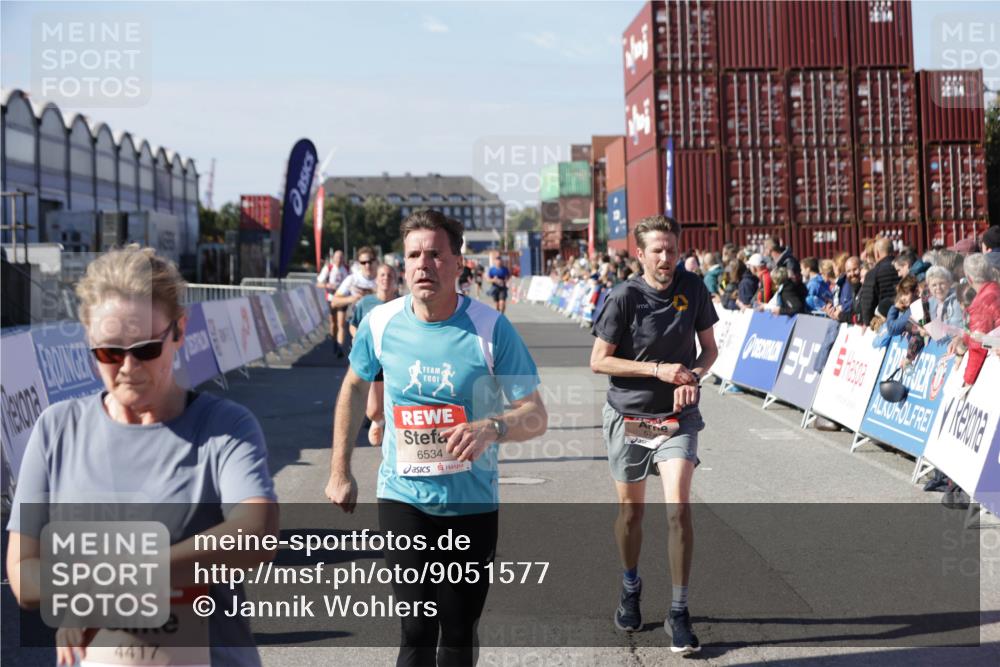 03.10.2025 - Köhlbrandbrückenlauf Jannik Wohlers http://msf.ph/oto/9051577 03.10.2025 13:08:35 Ziel 4195, 4320, 4417, 5792, 6369, 6424, 6534, 6647, 6805 meine-sportfotos.de