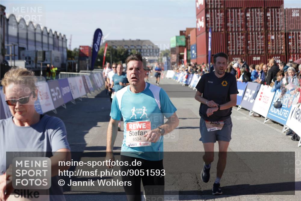03.10.2025 - Köhlbrandbrückenlauf Jannik Wohlers http://msf.ph/oto/9051593 03.10.2025 13:08:35 Ziel 4195, 4320, 4417, 5792, 6369, 6424, 6534, 6647, 6805 meine-sportfotos.de