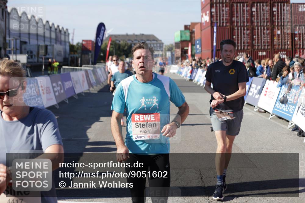 03.10.2025 - Köhlbrandbrückenlauf Jannik Wohlers http://msf.ph/oto/9051602 03.10.2025 13:08:35 Ziel 4195, 4320, 4417, 5792, 6369, 6424, 6534, 6647, 6805 meine-sportfotos.de