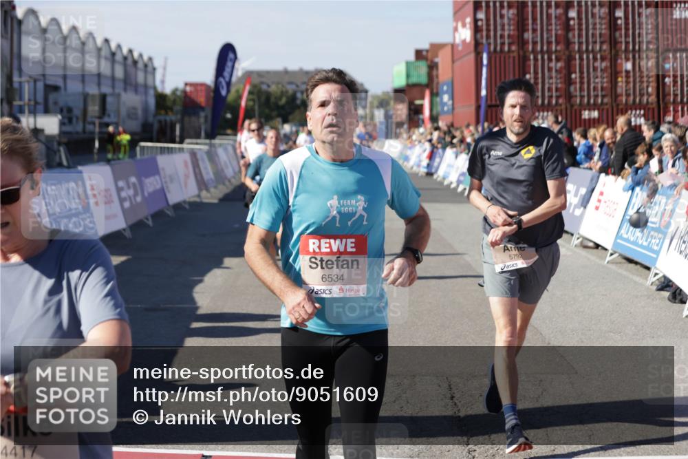 03.10.2025 - Köhlbrandbrückenlauf Jannik Wohlers http://msf.ph/oto/9051609 03.10.2025 13:08:35 Ziel 4195, 4320, 4417, 5792, 6369, 6424, 6534, 6647, 6805 meine-sportfotos.de
