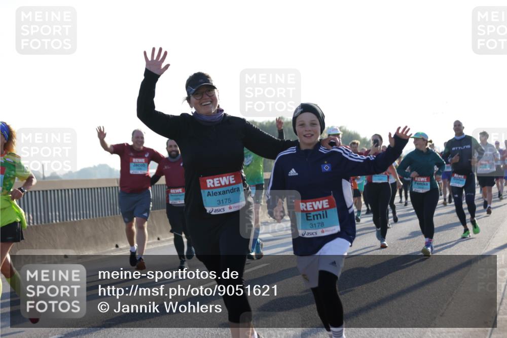 03.10.2025 - Köhlbrandbrückenlauf Jannik Wohlers http://msf.ph/oto/9051621 03.10.2025 09:19:08 Position 3 3175, 3178 meine-sportfotos.de