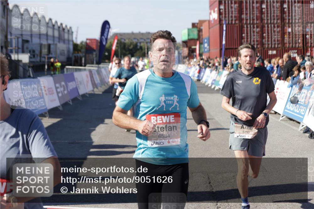 03.10.2025 - Köhlbrandbrückenlauf Jannik Wohlers http://msf.ph/oto/9051626 03.10.2025 13:08:36 Ziel 4195, 4320, 4417, 5792, 6369, 6424, 6534, 6647, 6805 meine-sportfotos.de