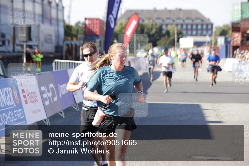 03.10.2025 - Köhlbrandbrückenlauf Jannik Wohlers http://msf.ph/oto/9051665 03.10.2025 13:08:37 Ziel 4195, 4320, 4417, 5792, 6232, 6424, 6534, 6647, 6805 meine-sportfotos.de