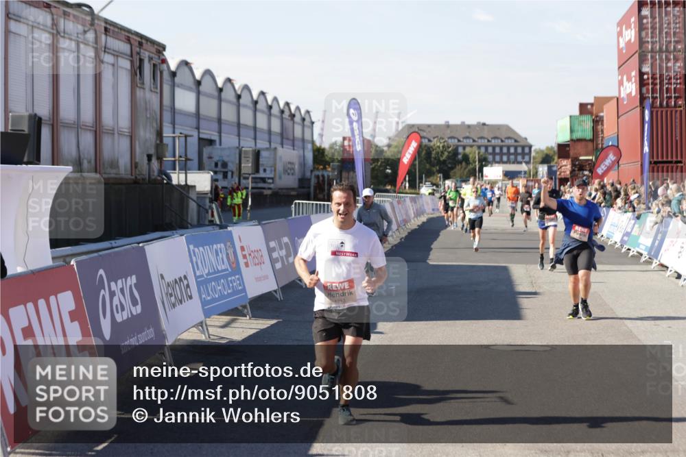 03.10.2025 - Köhlbrandbrückenlauf Jannik Wohlers http://msf.ph/oto/9051808 03.10.2025 13:08:46 Ziel 4213, 4340, 6034, 6232, 6233, 6424, 6805 meine-sportfotos.de