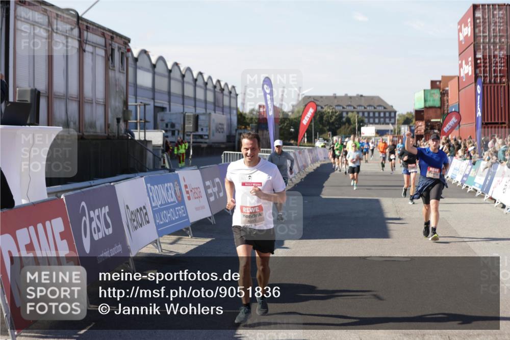 03.10.2025 - Köhlbrandbrückenlauf Jannik Wohlers http://msf.ph/oto/9051836 03.10.2025 13:08:46 Ziel 4213, 4340, 6034, 6232, 6233, 6424, 6805 meine-sportfotos.de