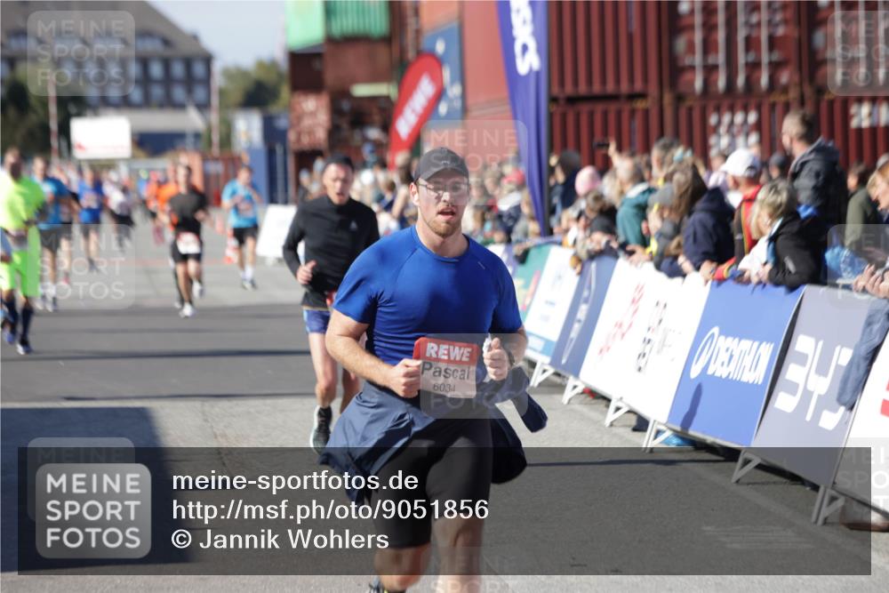 03.10.2025 - Köhlbrandbrückenlauf Jannik Wohlers http://msf.ph/oto/9051856 03.10.2025 13:08:47 Ziel 4213, 4340, 6034, 6232, 6233, 6424, 6805 meine-sportfotos.de
