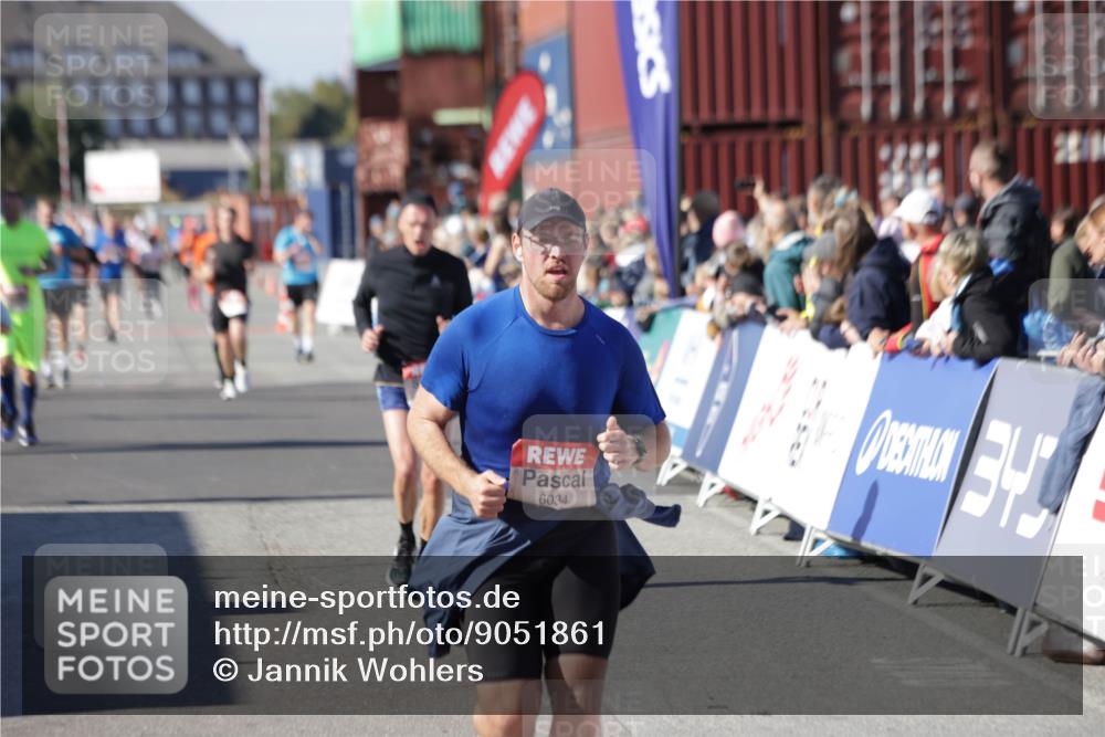 03.10.2025 - Köhlbrandbrückenlauf Jannik Wohlers http://msf.ph/oto/9051861 03.10.2025 13:08:47 Ziel 4213, 4340, 6034, 6232, 6233, 6424, 6805 meine-sportfotos.de