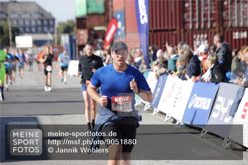 03.10.2025 - Köhlbrandbrückenlauf Jannik Wohlers http://msf.ph/oto/9051880 03.10.2025 13:08:47 Ziel 4213, 4340, 6034, 6232, 6233, 6424, 6805 meine-sportfotos.de