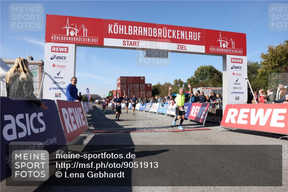 03.10.2025 - Köhlbrandbrückenlauf Lena Gebhardt http://msf.ph/oto/9051913 03.10.2025 13:06:09 Ziel 4302, 4504, 4635, 4738, 4954, 5096, 6158, 6222, 6224, 6323, 6356, 6510, 6850 meine-sportfotos.de