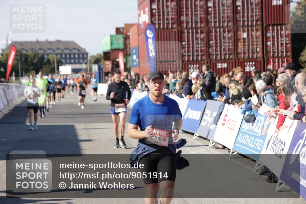 03.10.2025 - Köhlbrandbrückenlauf Jannik Wohlers http://msf.ph/oto/9051914 03.10.2025 13:08:48 Ziel 4213, 4340, 4544, 6034, 6232, 6233, 6424, 6805 meine-sportfotos.de